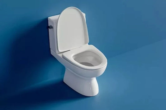 Toilettes avec un abattant WC blanc sur fond bleu 
