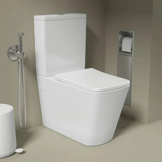 Toilettes avec un abattant WC carré blanc 