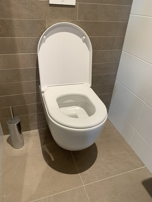 Abattant WC forme D ouvert dans une toilette 