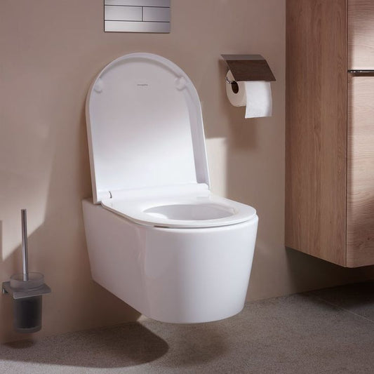 Abattant WC forme D dans une toilette moderne