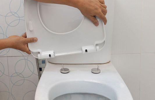 installation d'un abattant WC