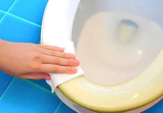 Abattant WC jaunit qui se fait nettoyer 