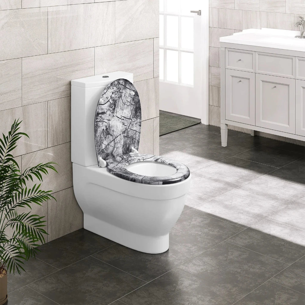 Salle de bain avec toilettes et son abattant WC en bois ouvert 