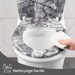 Main avec un chiffon qui nettoyer la surface d'un abattant WC forme O au motif bois 