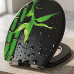 Un abattant WC ouvert au motif de bambou avec des charnières en acier inoxydable 