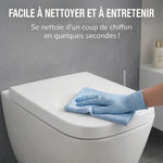 Une main avec un chiffon qui nettoie un abattant WC carré blanc 