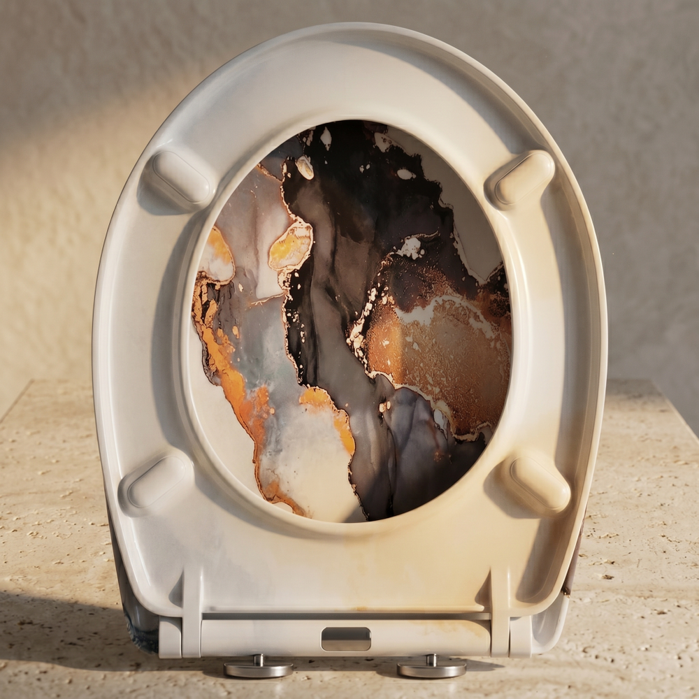 Un abattant WC forme O avec un motif de marbre et un bouton de déclipsage rapide sur ses charnières en acier inoxydable