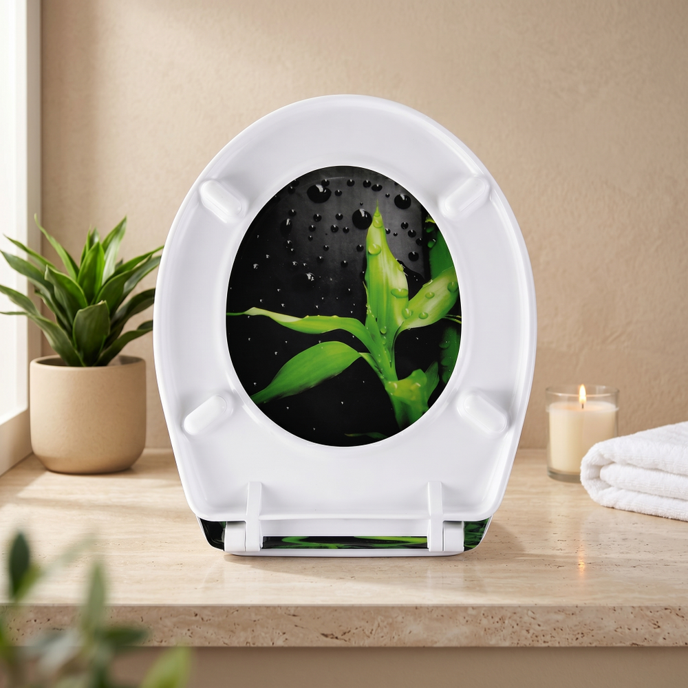 Un abattant WC fermé du dessous au motif bambou