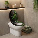 Toilettes moderne avec une cuvette et un abattant WC ouvert de forme O au motif de bambou 