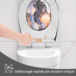 Une main qui appuie sur le bouton de déclipsage rapide pour enlever un abattant WC avec un motif en marbre 