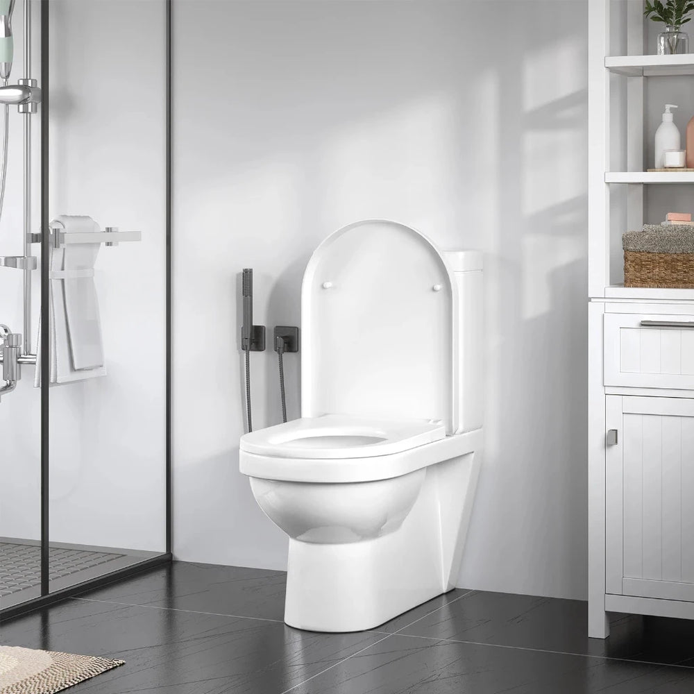 Salle de bain moderne avec toilettes et abattant WC forme U 
