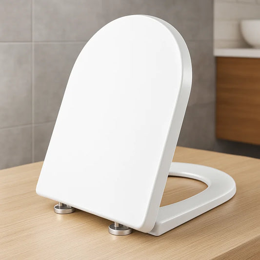 Abattant WC blanc moderne avec charnières en acier inoxydable, présenté sur fond bois et carrelage élégant
