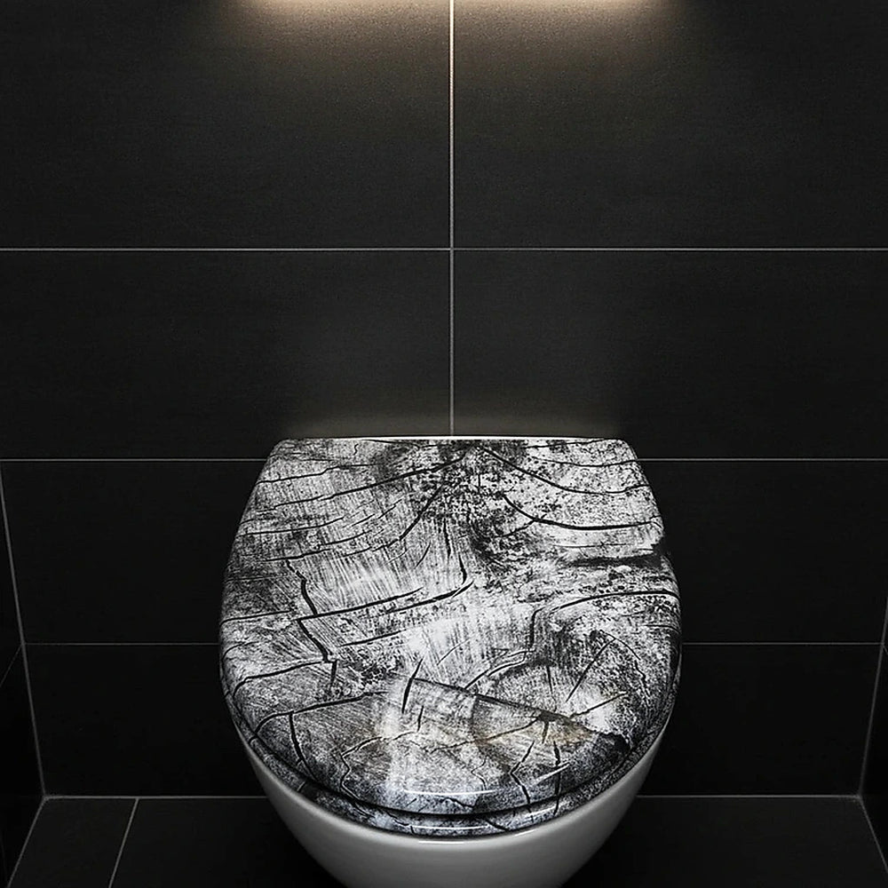 Toilettes avec un abattant WC fermé de forme O et gris avec motif bois 