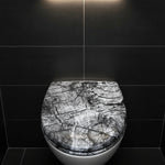 Toilettes avec un abattant WC fermé de forme O et gris avec motif bois 