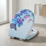Un abattant WC bleu et violet avec des motifs de papillons et de fleurs, qui dispose de charnières en acier inoxydable, aussi du frein de chute et de l'effet clipsable