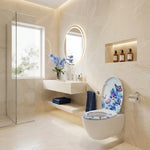 Salle de bain moderne, lumineuse avec toilettes et un abattant wc ouvert de forme O avec des motifs de papillons et fleurs