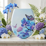 Fond fleuri avec un abattant WC aux motifs de papillons et de fleurs violet et bleu