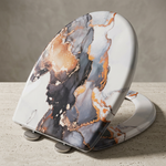 Un abattant WC forme O ouvert avec un motif de marbre et des charnières en acier 