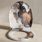 Un couvercle de WC en forme O ouvert  avec un motif de marbre 