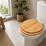 Salle de bain avec toilettes et un abattant wc en bambou 