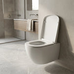 Salle de bain avec toilettes suspendues et un abattant wc carré blanc 