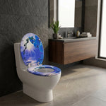 Salle de bains et toilettez avec un abattant WC bleu forme O au motif orchidée bleu avec charnières en acier inoxydables 