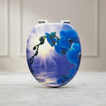 Un abattant WC bleu forme O au motif orchidée bleu avec charnières en acier inoxydables 