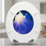 Le dessous d'un abattant WC bleu forme O au motif orchidée bleu avec charnières en acier inoxydables 