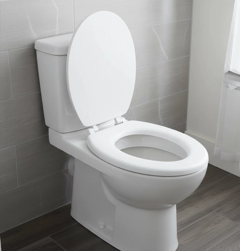 Toilettes avec un abattant wc en plastique blanc